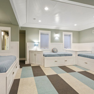 Aménagement d'une chambre d'enfant bord de mer de taille moyenne avec un mur vert, moquette, un sol multicolore, un plafond à caissons et boiseries.