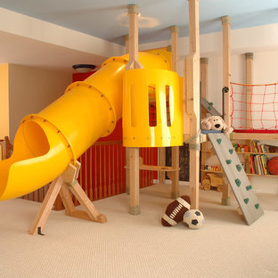 Foto di una grande cameretta per bambini da 4 a 10 anni chic con pareti beige e moquette