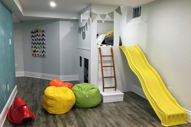 トロントにある高級な中くらいなコンテンポラリースタイルのおしゃれな子供部屋 (白い壁、無垢フローリング) の写真
