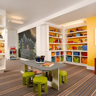 Immagine di una grande cameretta per bambini da 4 a 10 anni minimal con pareti gialle, moquette e pavimento multicolore