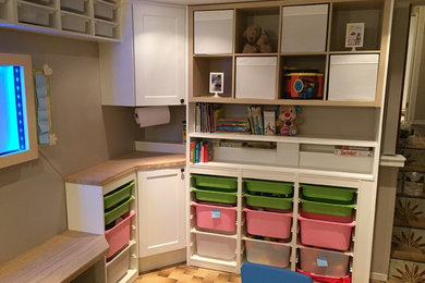 Example of an arts and crafts kids' room design in Toronto