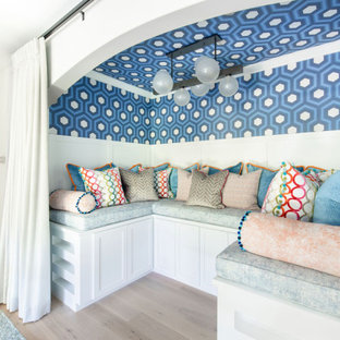 Cette photo montre une grand chambre neutre chic avec un bureau, un mur bleu, un sol en bois clair, un plafond en papier peint et du papier peint.