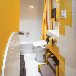 Immagine di una grande cameretta per bambini da 4 a 10 anni boho chic con pareti bianche, parquet chiaro e pavimento beige