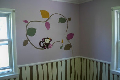 Ejemplo de habitación de niña de 4 a 10 años tradicional de tamaño medio con suelo de madera en tonos medios y paredes púrpuras
