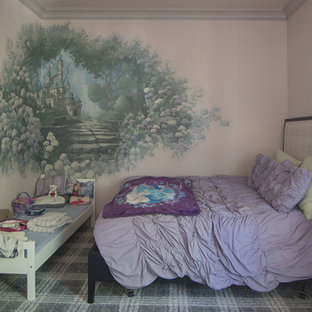 Immagine di una piccola cameretta per bambini da 4 a 10 anni vittoriana con pareti rosa, moquette e pavimento grigio