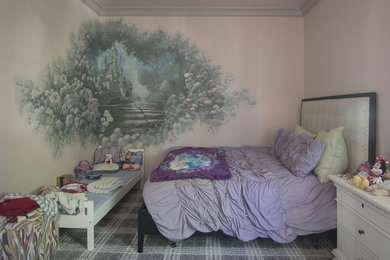 На фото: маленькая детская в викторианском стиле с спальным местом, розовыми стенами, ковровым покрытием и серым полом для на участке и в саду, ребенка от 4 до 10 лет, девочки с