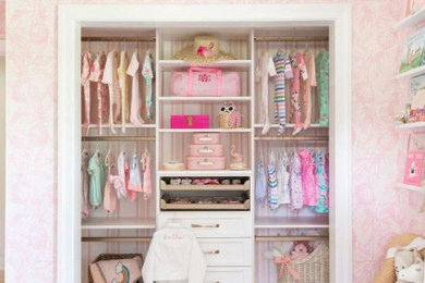 Diseño de dormitorio infantil de 1 a 3 años clásico renovado de tamaño medio con paredes rosas, suelo de madera clara y suelo beige