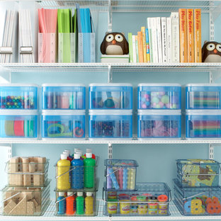 Idées déco pour une chambre d'enfant de 4 à 10 ans classique de taille moyenne avec un mur bleu.