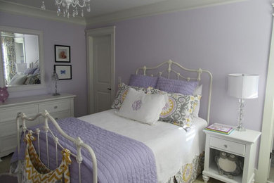 他の地域にある広いトランジショナルスタイルのおしゃれな子供部屋 (紫の壁、カーペット敷き、ティーン向け) の写真