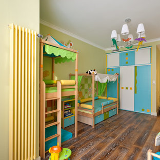 Idee per una cameretta per bambini da 4 a 10 anni minimal di medie dimensioni con pareti verdi e parquet scuro