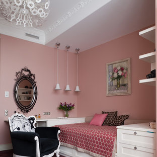 Idée de décoration pour une chambre d'enfant tradition de taille moyenne avec un mur rose, moquette et un sol violet.