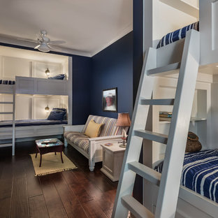 Ispirazione per una cameretta per bambini da 4 a 10 anni costiera con pareti blu, parquet scuro e pavimento marrone