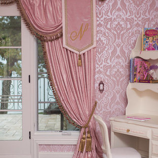 Foto di una cameretta per bambini chic con pareti rosa e parquet scuro