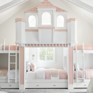 Idées déco pour une chambre d'enfant de 4 à 10 ans bord de mer avec un mur blanc, un sol gris, un plafond en lambris de bois et un plafond voûté.
