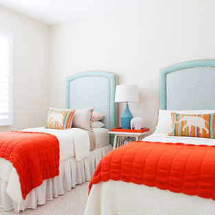 Esempio di una cameretta da letto mediterranea con pareti bianche e moquette