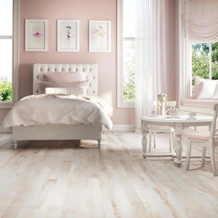 Idée de décoration pour une chambre d'enfant tradition avec un mur rose, un sol en bois clair et un sol violet.