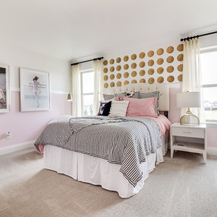 Foto di una cameretta per bambini minimalista di medie dimensioni con pareti rosa, moquette e pavimento beige