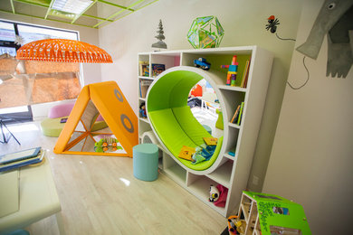 Источник вдохновения для домашнего уюта: большая нейтральная детская с игровой в стиле модернизм с белыми стенами и светлым паркетным полом для ребенка от 4 до 10 лет