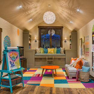 Foto di una cameretta per bambini rustica con pareti beige e parquet scuro