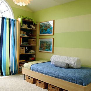 Idée de décoration pour une chambre d'enfant de 4 à 10 ans design avec un mur vert et moquette.