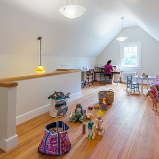 Inspiration för ett mellanstort lantligt könsneutralt barnrum kombinerat med lekrum och för 4-10-åringar, med vita väggar och mellanmörkt trägolv