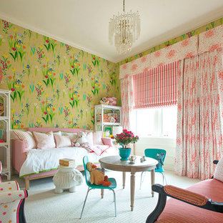 Esempio di un'ampia cameretta per bambini tradizionale con pareti multicolore e moquette
