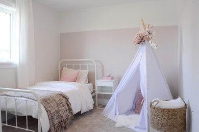 Diseño de dormitorio infantil de 4 a 10 años de estilo de casa de campo de tamaño medio con paredes rosas, moqueta y suelo gris