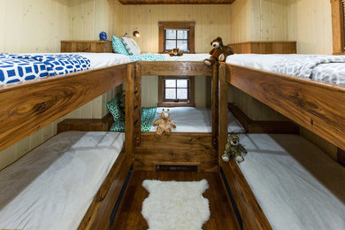 Cette photo montre une chambre d'enfant de 4 à 10 ans montagne avec un sol en bois brun et un lit superposé.