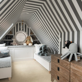 Idées déco pour une chambre d'enfant de 1 à 3 ans classique avec un mur multicolore, moquette, un sol beige, un plafond voûté, un plafond en papier peint et du papier peint.