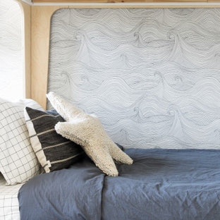 Inspiration pour une petit chambre d'enfant de 4 à 10 ans nordique avec un sol en bois clair, un sol marron, un plafond à caissons et du papier peint.