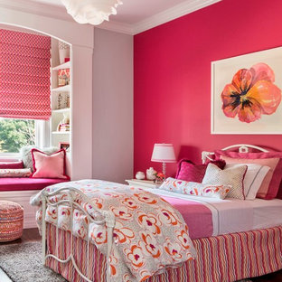 Idées déco pour une chambre d'enfant classique de taille moyenne avec un mur rose.