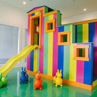 Esempio di un'ampia cameretta per bambini stile marinaro con pareti bianche, pavimento in cemento e pavimento verde