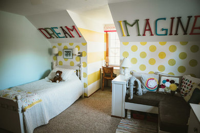 Foto på ett mellanstort vintage flickrum kombinerat med sovrum och för 4-10-åringar, med vita väggar, heltäckningsmatta och beiget golv