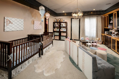 Klassisk inredning av ett mellanstort könsneutralt småbarnsrum kombinerat med lekrum, med beige väggar, heltäckningsmatta och beiget golv