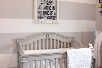 Modelo de habitación de bebé niño rústica extra grande con paredes grises y suelo de madera oscura