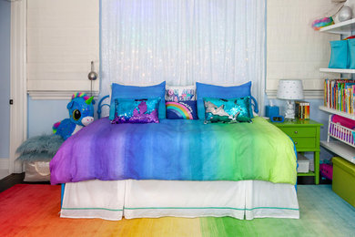 Foto de dormitorio infantil de 4 a 10 años de tamaño medio con paredes azules, moqueta y suelo multicolor