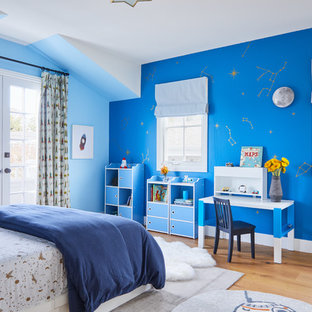 Foto de dormitorio infantil de 4 a 10 años, costero, con paredes azules, suelo de madera clara y suelo beige