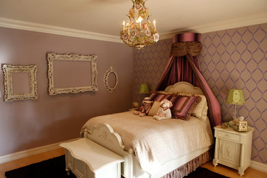 Diseño de dormitorio infantil bohemio de tamaño medio con paredes rosas y suelo de madera clara
