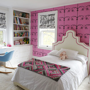 Idéer för att renovera ett mellanstort funkis flickrum kombinerat med sovrum och för 4-10-åringar, med rosa väggar, heltäckningsmatta och beiget golv