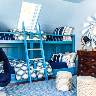 Idee per una cameretta per bambini stile marinaro di medie dimensioni con pareti blu e parquet scuro