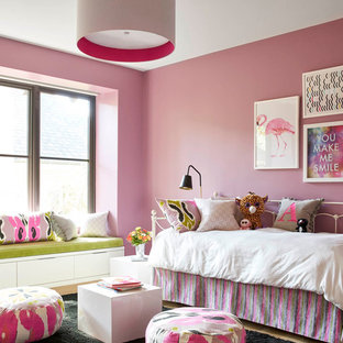 Ispirazione per una cameretta per bambini da 4 a 10 anni tradizionale con pareti rosa e parquet chiaro