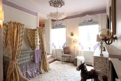 Ejemplo de dormitorio infantil clásico de tamaño medio con paredes púrpuras y suelo de madera en tonos medios