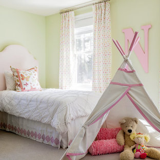 Exemple d'une chambre d'enfant de 4 à 10 ans chic de taille moyenne avec un mur jaune, moquette et un sol beige.