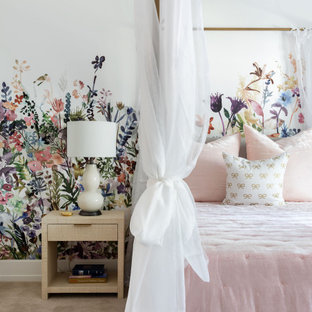 Idee per un'ampia cameretta per bambini da 4 a 10 anni classica con pareti multicolore, moquette, pavimento grigio e carta da parati