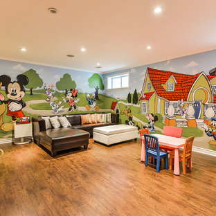 Ispirazione per una cameretta per bambini da 4 a 10 anni chic con pareti multicolore e pavimento in legno massello medio