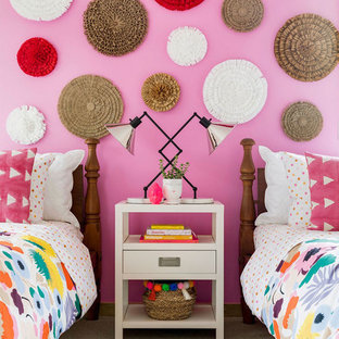Immagine di una cameretta da bambina eclettica con pareti rosa, moquette e pavimento grigio