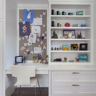 Foto di una cameretta per bambini minimal con pareti bianche e parquet scuro