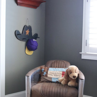 Exemple d'une chambre d'enfant de 4 à 10 ans sud-ouest américain de taille moyenne avec un mur gris et moquette.