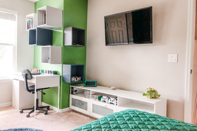 Foto de dormitorio infantil de 4 a 10 años minimalista de tamaño medio con paredes verdes, moqueta y suelo beige
