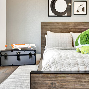 Cette photo montre une chambre d'enfant tendance de taille moyenne avec un mur blanc, un sol en carrelage de porcelaine, un sol blanc et du lambris.
